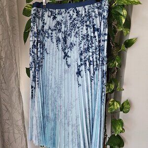 Pleated light blue skirt with dark blue leaf pattern